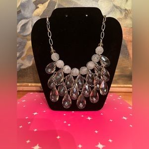 CHANDELIER BIB NECKLACE IN PALE GREEN GEM STONES & GLASS - STUNNING WHEN WORN.